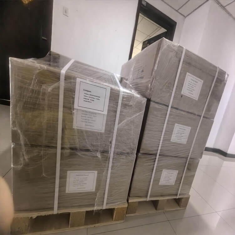 Topwell prepared a 50 kg shipment of UV Yellow Green Y3B fluorescent pigment for air delivery to Germany.